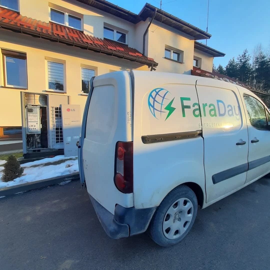 Samochód serwisowy FaraDay w trakcie serwisu pompy ciepła