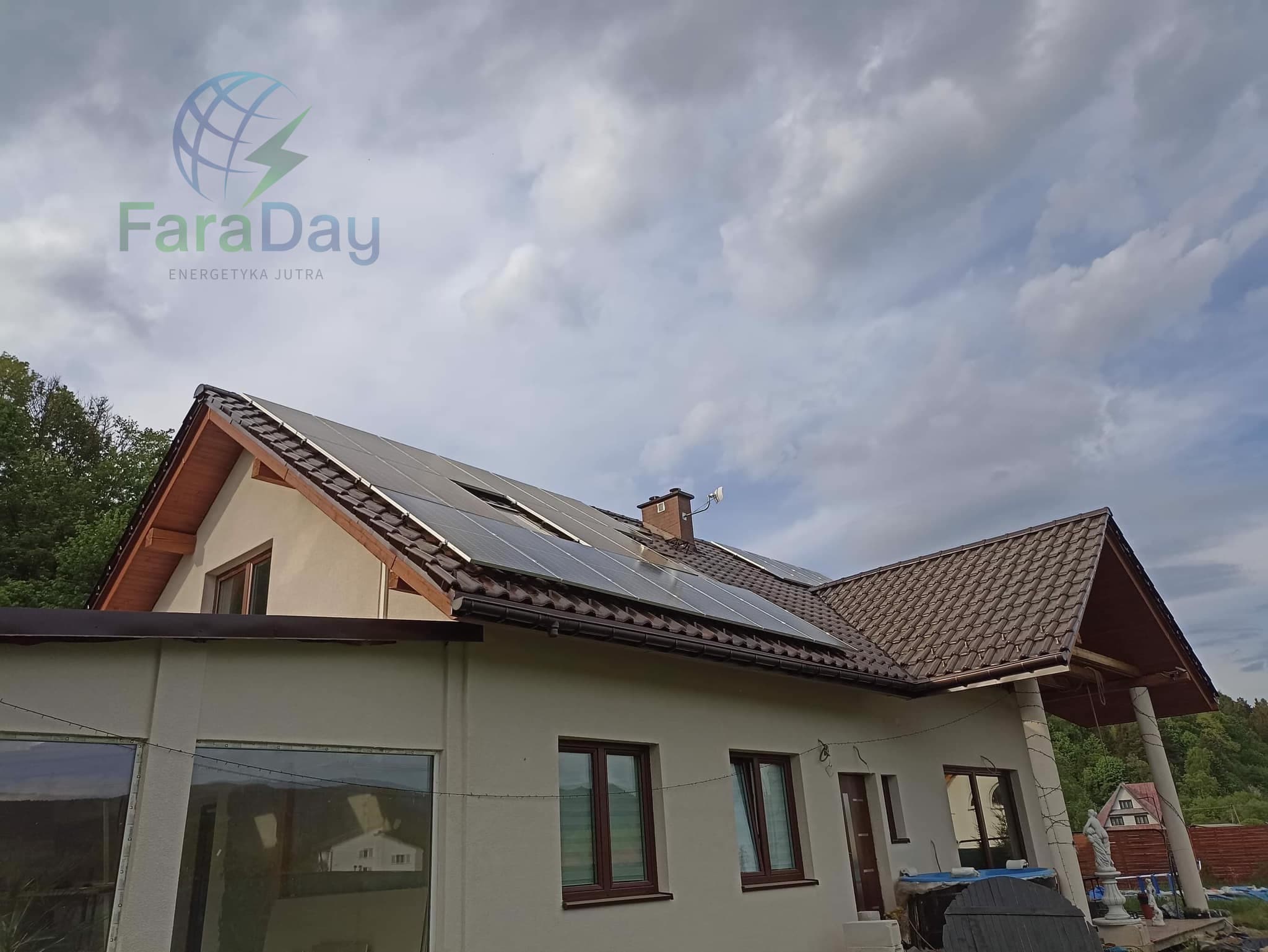 Instalacja paneli solarnych na dachu